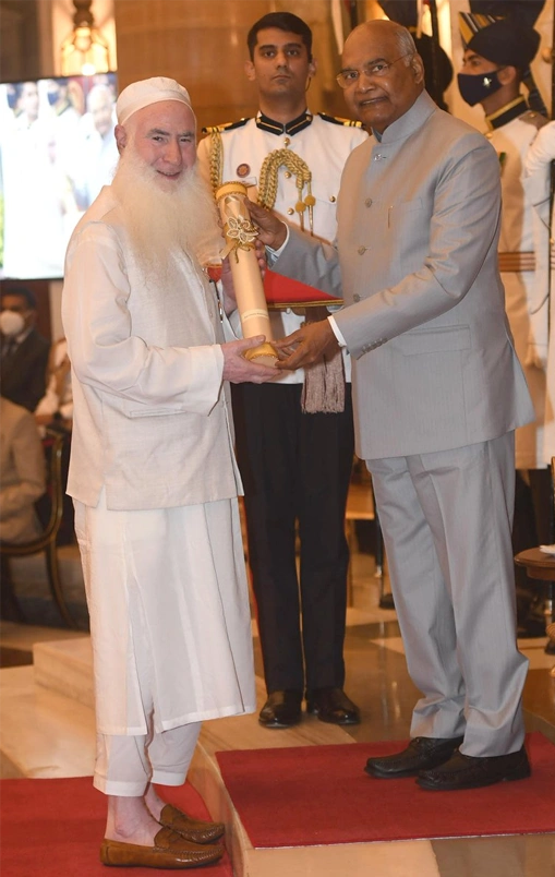 Haji Ghulam Rasool Khan working on a Jamawar Shawl